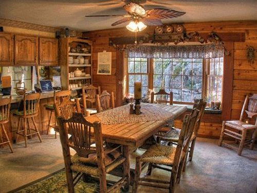 The Log House Lodge Три-Риверс Ресторан фото