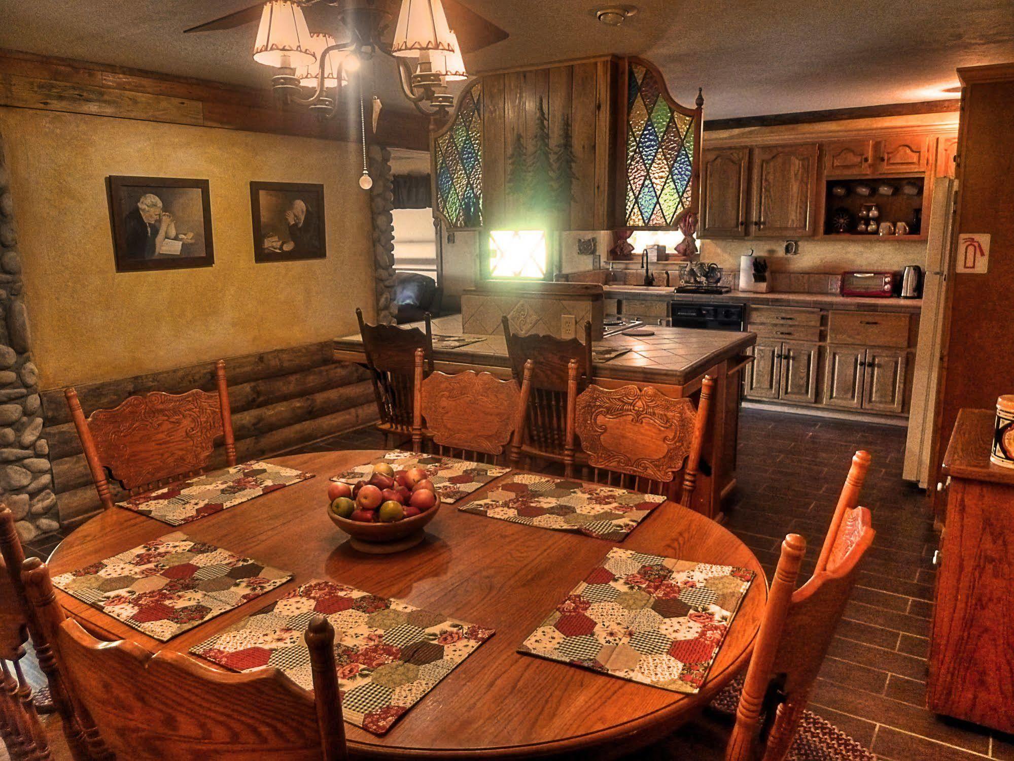 The Log House Lodge Три-Риверс Экстерьер фото