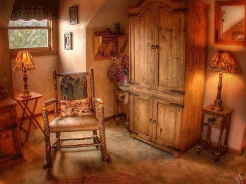 The Log House Lodge Три-Риверс Номер фото